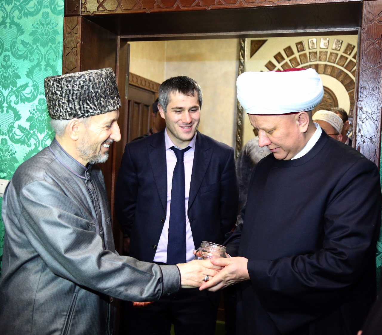 Муфтий Дагестана торжественно вручил священный волос Пророка ﷺ Главе Духовного собрания мусульман России