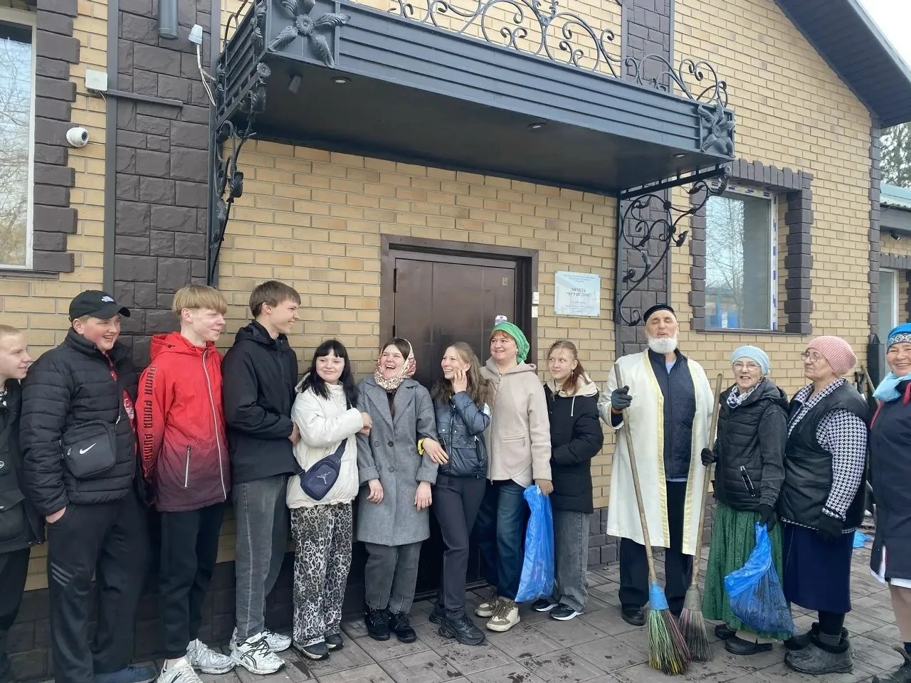 Субботник стал доброй традицией добрососедских отношений