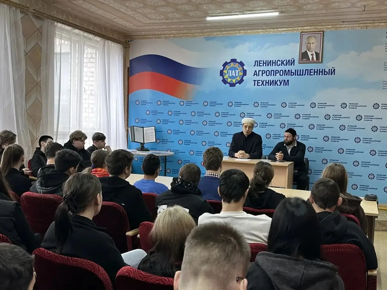 В Волгоградской области продолжается работа по формированию у молодежи уважительного отношения к религиозным традициям