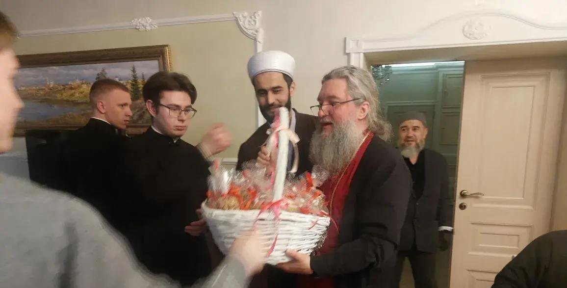 «Мы все живем в одной стране». Мусульмане Урала поздравили православных с Пасхой