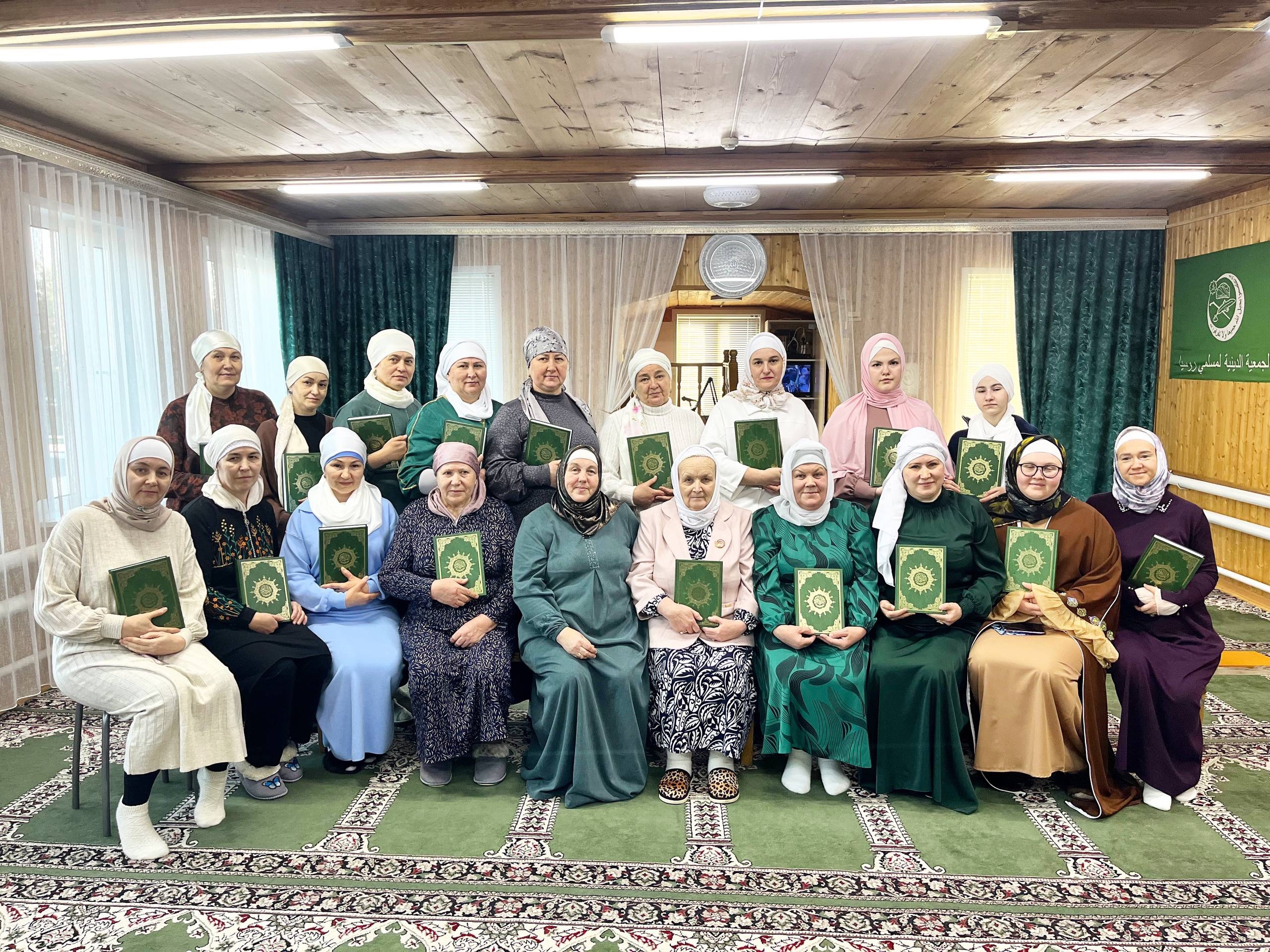 Свет знания. Выпускницам женских курсов при ДУМ Чувашии вручили Священный Коран