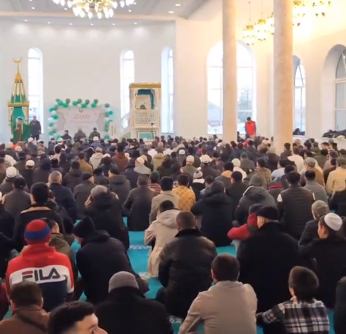 Муфтий Волгоградской области провел праздничную молитву в честь Ураза-байрам