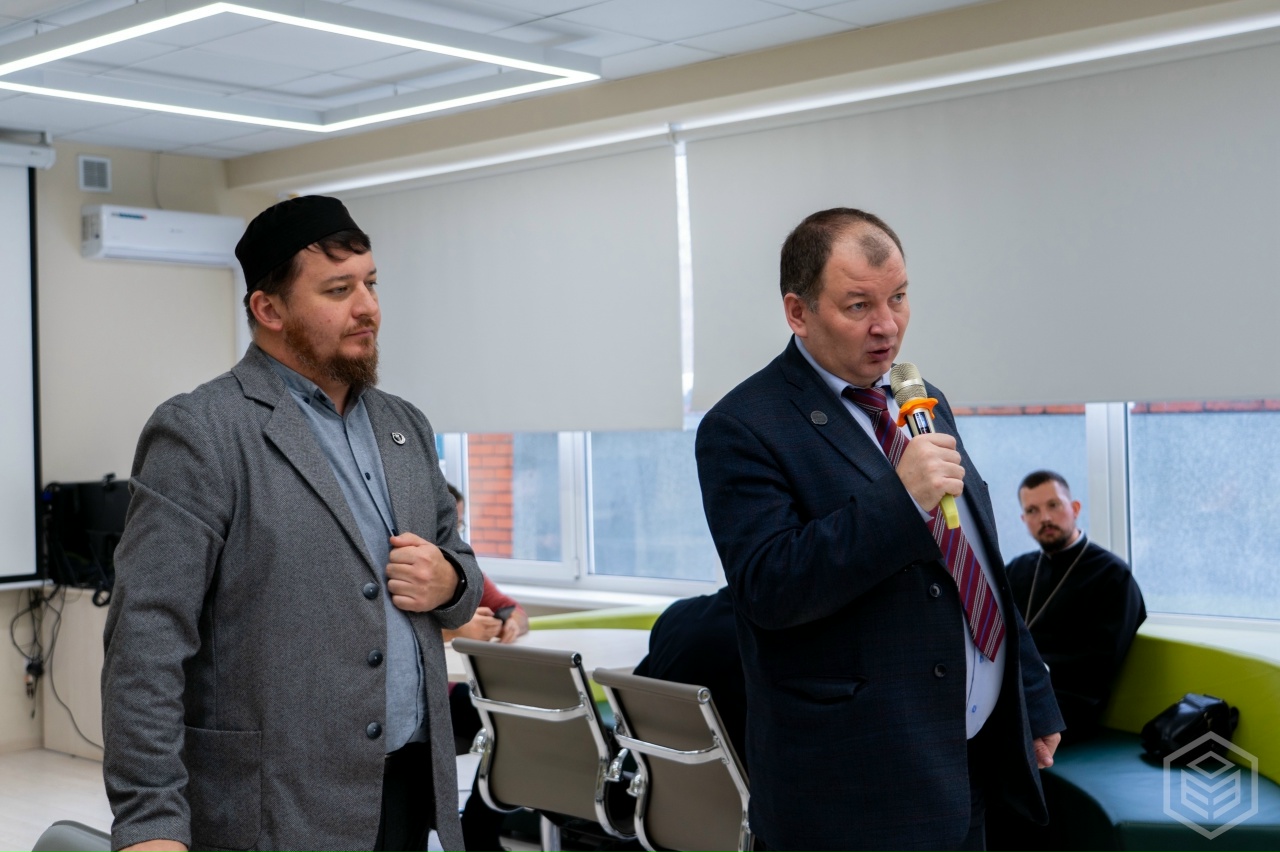 В Кузбассе завершился III Международный молодежный межрелигиозный форум, в рамках которого прошла заключительная, седьмая сессия. Мероприятие объединило более 80 студентов и преподавателей КузГАУ, собравшихся на лекцию-беседу