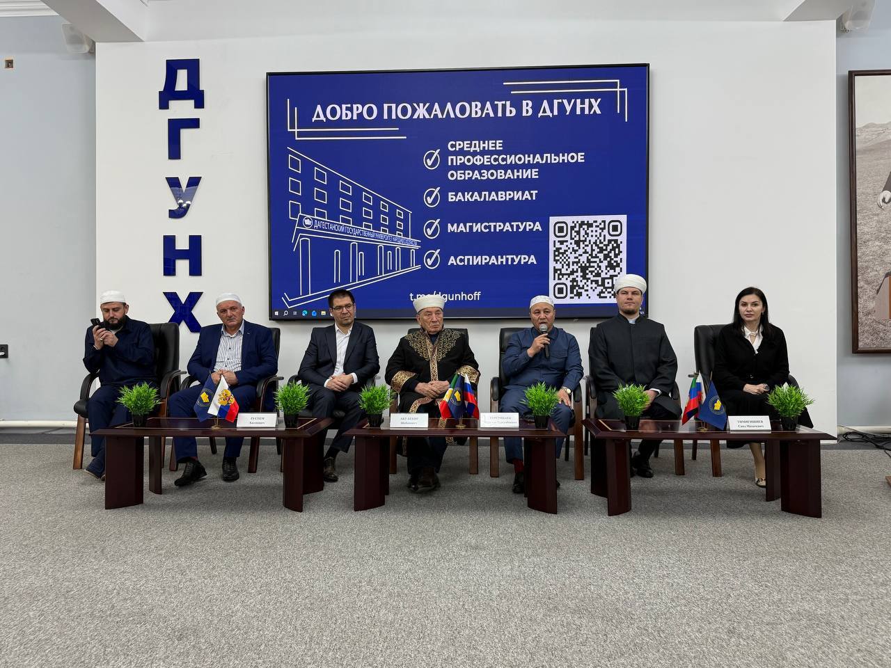 Муфтий Томска посетил святыни Дербента в рамках международной конференции