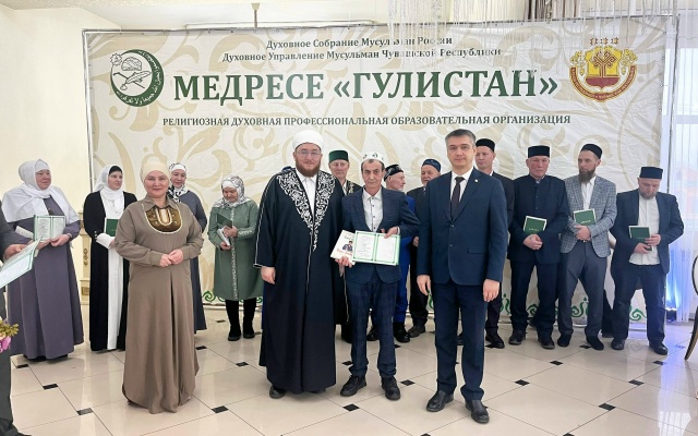 Министр образования Чувашии принял участие в торжественном вручении дипломов выпускникам Медресе «Гулистан»
