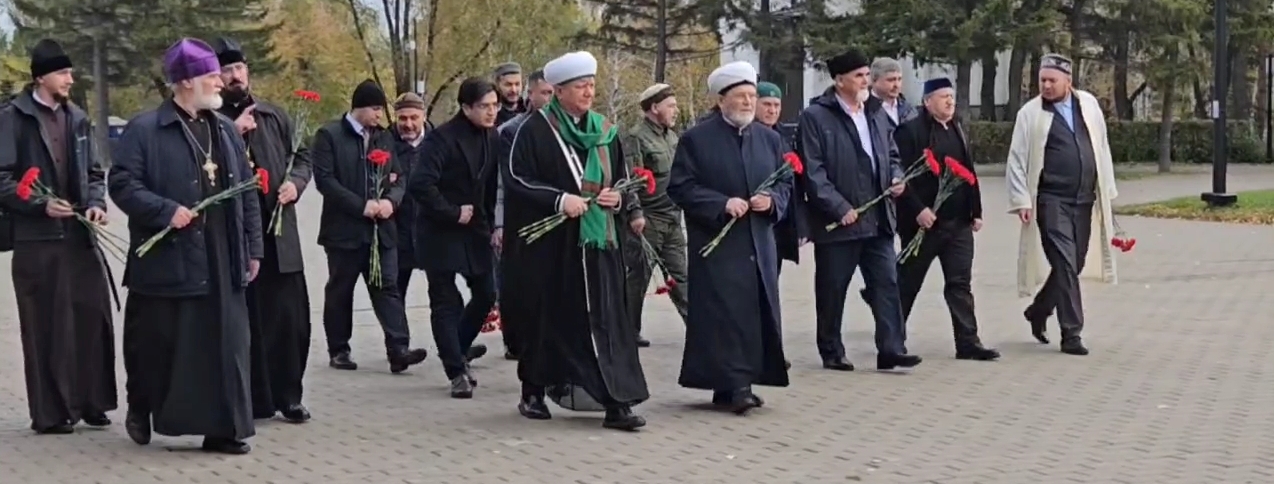 Участники конференции «Ислам в Сибири» возложили цветы к мемориалу павших воинов