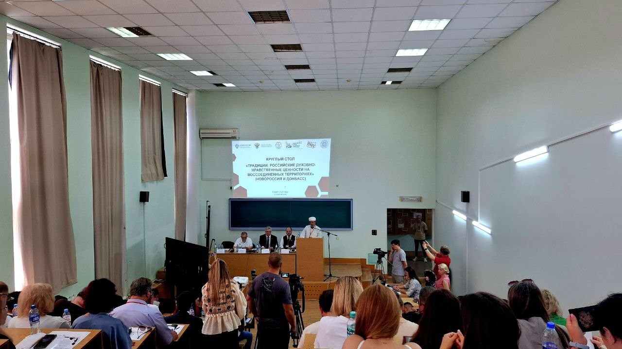 Традиции, объединяющие народы. В Мелитополе прошел круглый стол о духовных ценностях Русского мира