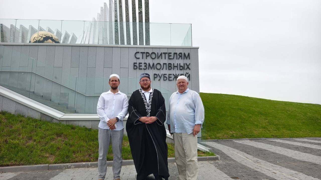 ДУМ Чувашии почтило память героев тыла: визит в мемориал «Строителям безмолвных рубежей»
