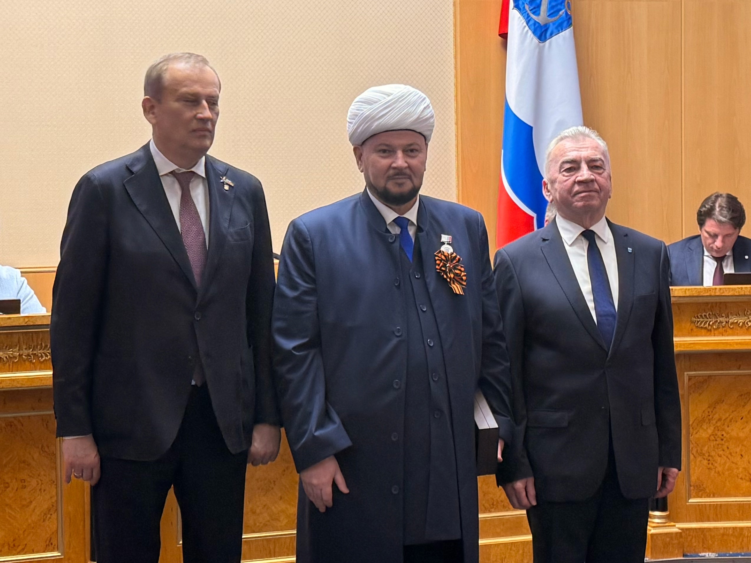 Муфтий ДУМ Санкт-Петербурга и Северо-Западного региона России Равиль-хазрат Панчеев награжден знаком отличия «За вклад в развитие Ленинградской области»