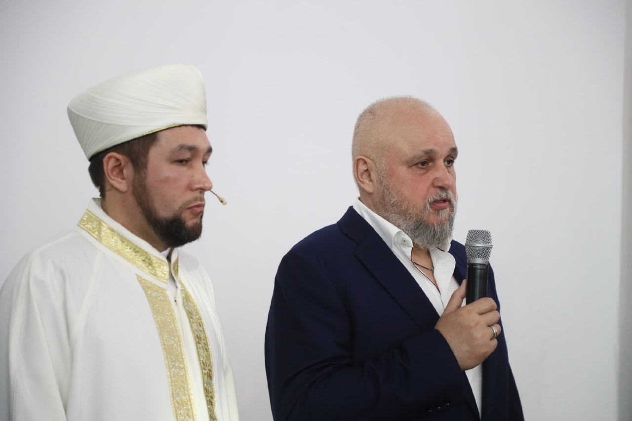 Губернатор Кузбасса посетил мечеть и поздравил мусульман со священным праздником