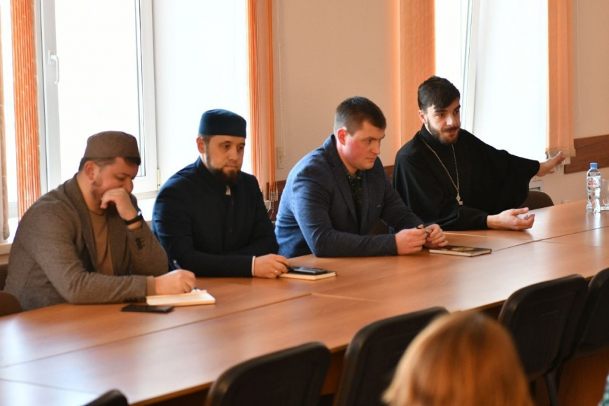 На Кузбассе священнослужители ДУМ и РПЦ провели семинар для преподавателей колледжа