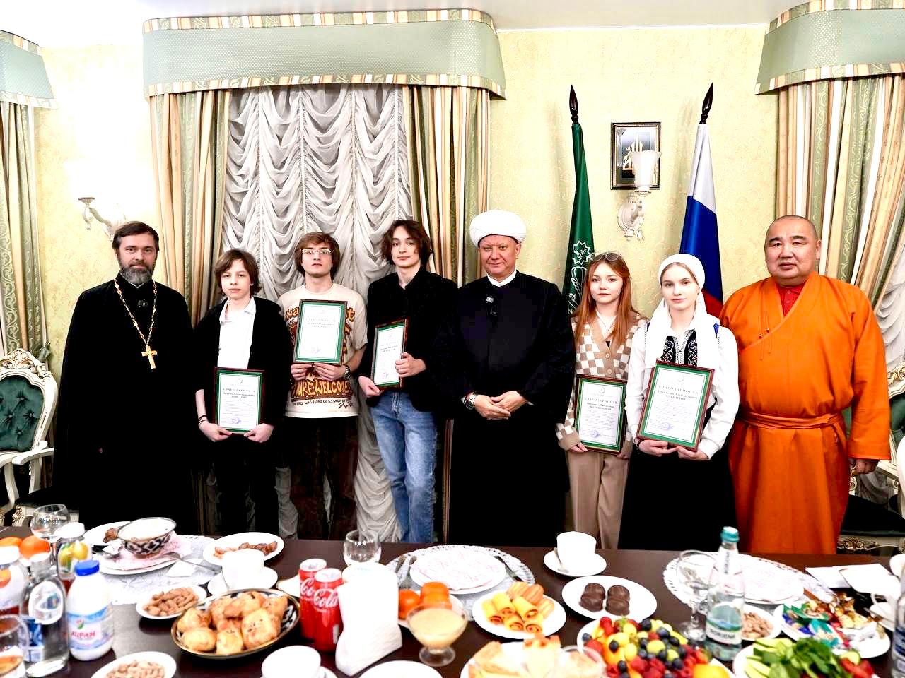 Уникальный ужин-ифтар единства состоялся в Москве, на который пригласили всех юных героев, проявивших мужество во время трагедии в Crocus City Hall