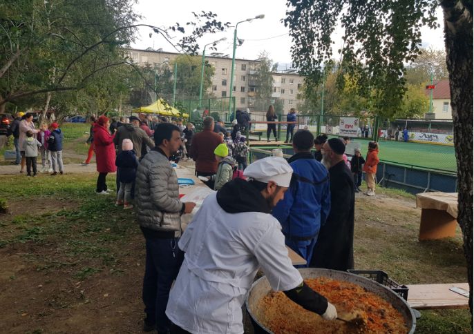 Мусульмане Екатеринбурга накормили пловом и лепешками соседей по двору