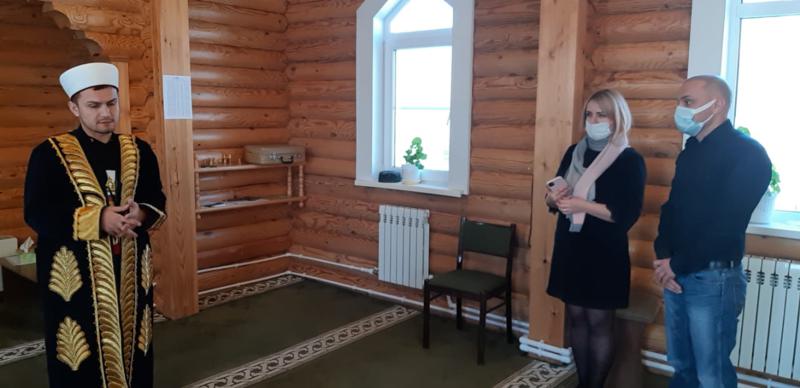 Турист из Мальты посетил мечеть в деревне Зимник