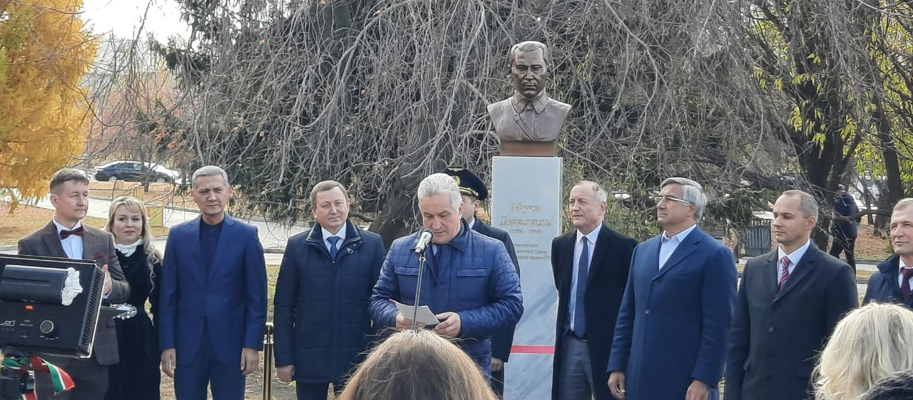 В Екатеринбурге открыли памятник герою-поэту Мусе Джалилю