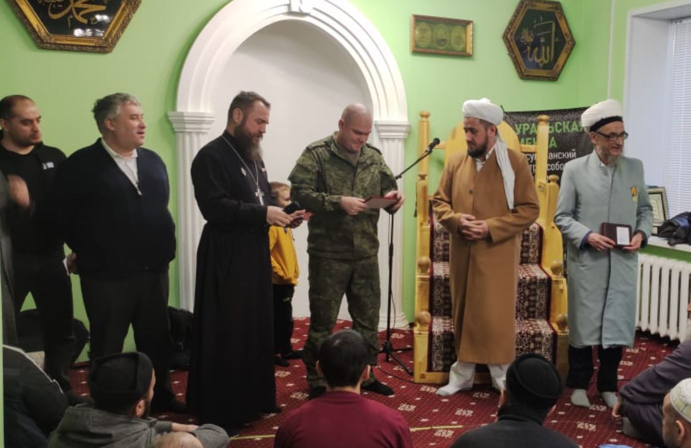 За патриотическую работу с военнослужащими имамам вручили медали
