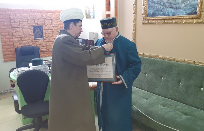 Муфтий РДУМ Пензенской области вручил Почетную грамоту Законодательного Собрания председателю Совета старейшин г. Кузнецка