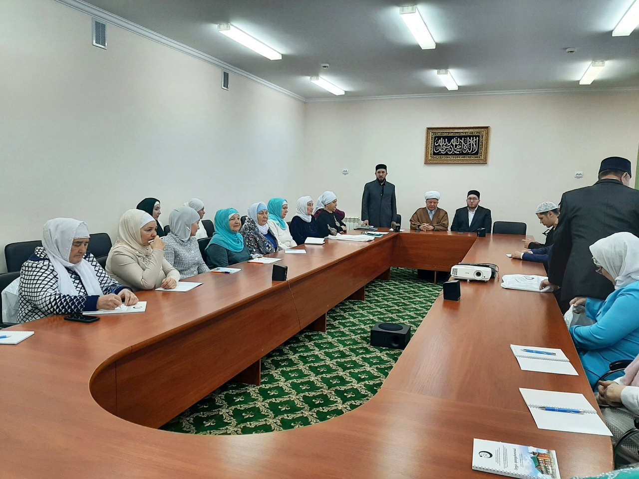 Имамы и преподаватели собрались за круглым столом