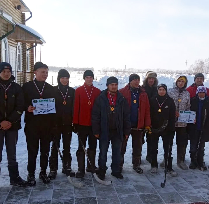 К 10-летию местной мусульманской организации на Кузбассе провели хоккейный турнир