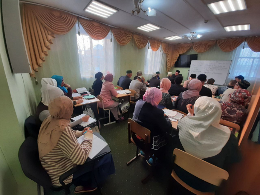 На занятиях по изучению ислама классы переполнены