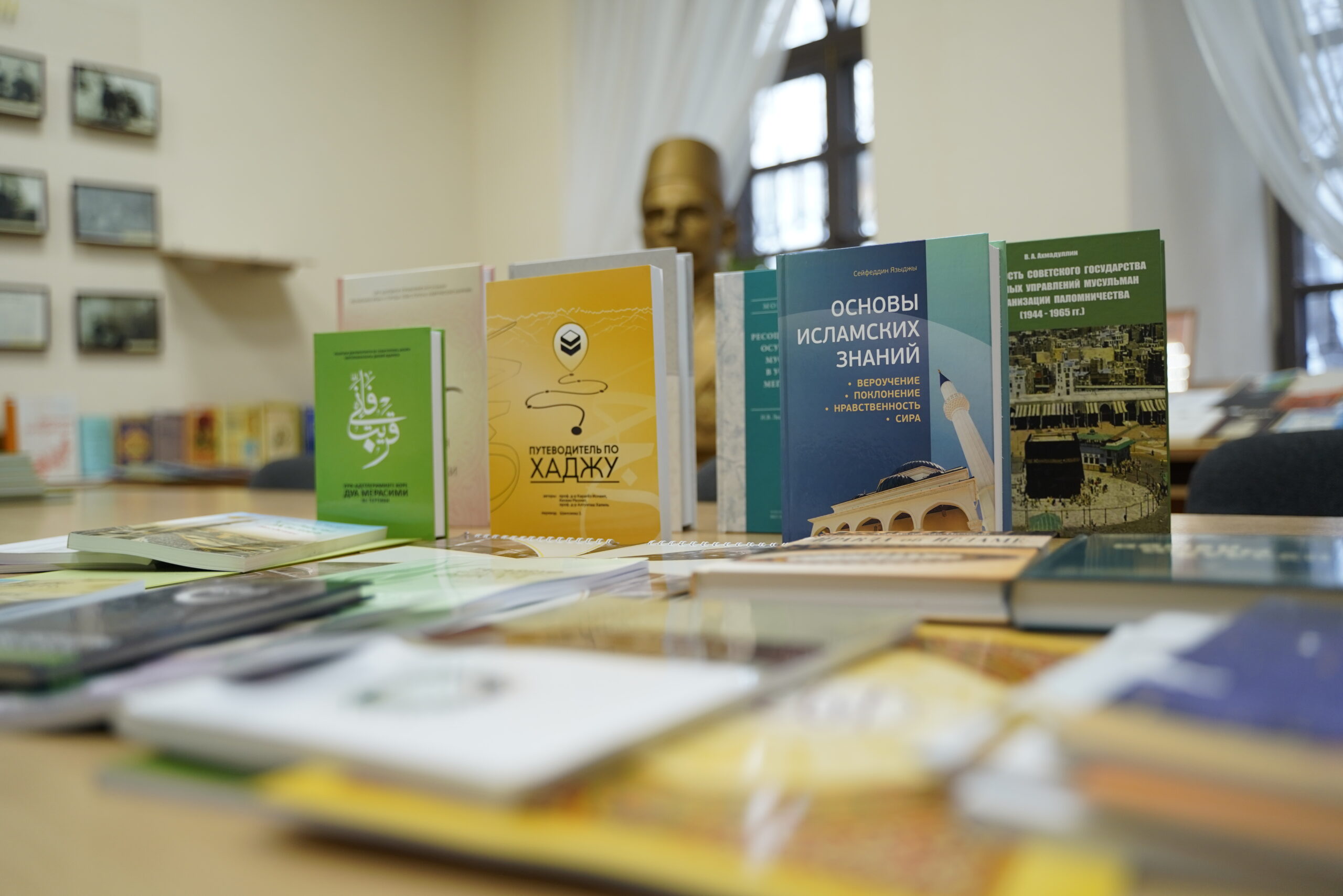 Муфтият Крыма передал книги об исламе в фонд библиотеки