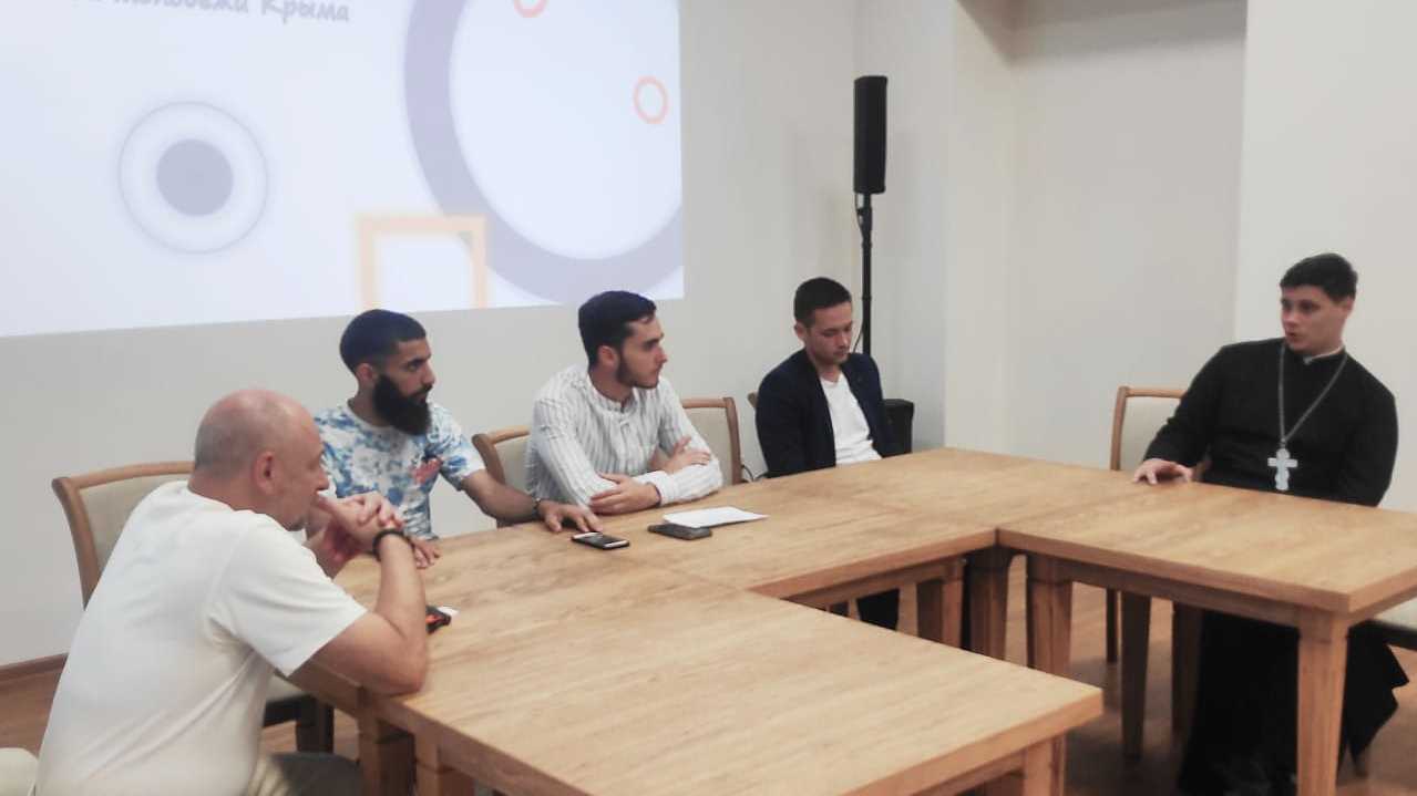 Муфтият Крыма принял участие в Межконфессиональном молодежном форуме