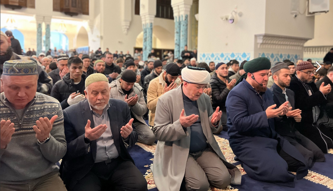  В Соборной мечети Санкт-Петербурга прошел первый в этом году таравих-намаз