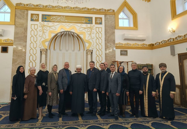 Луганскую Соборную мечеть посетили члены Общественной палаты ЛНР и депутаты Совета городского округа Луганска 