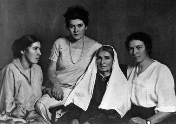 375197-INNERRESIZED600-600-Semya Shakulovykh sleva napravo Lyaylya Amina Fatyma mat  Sara 1923 g