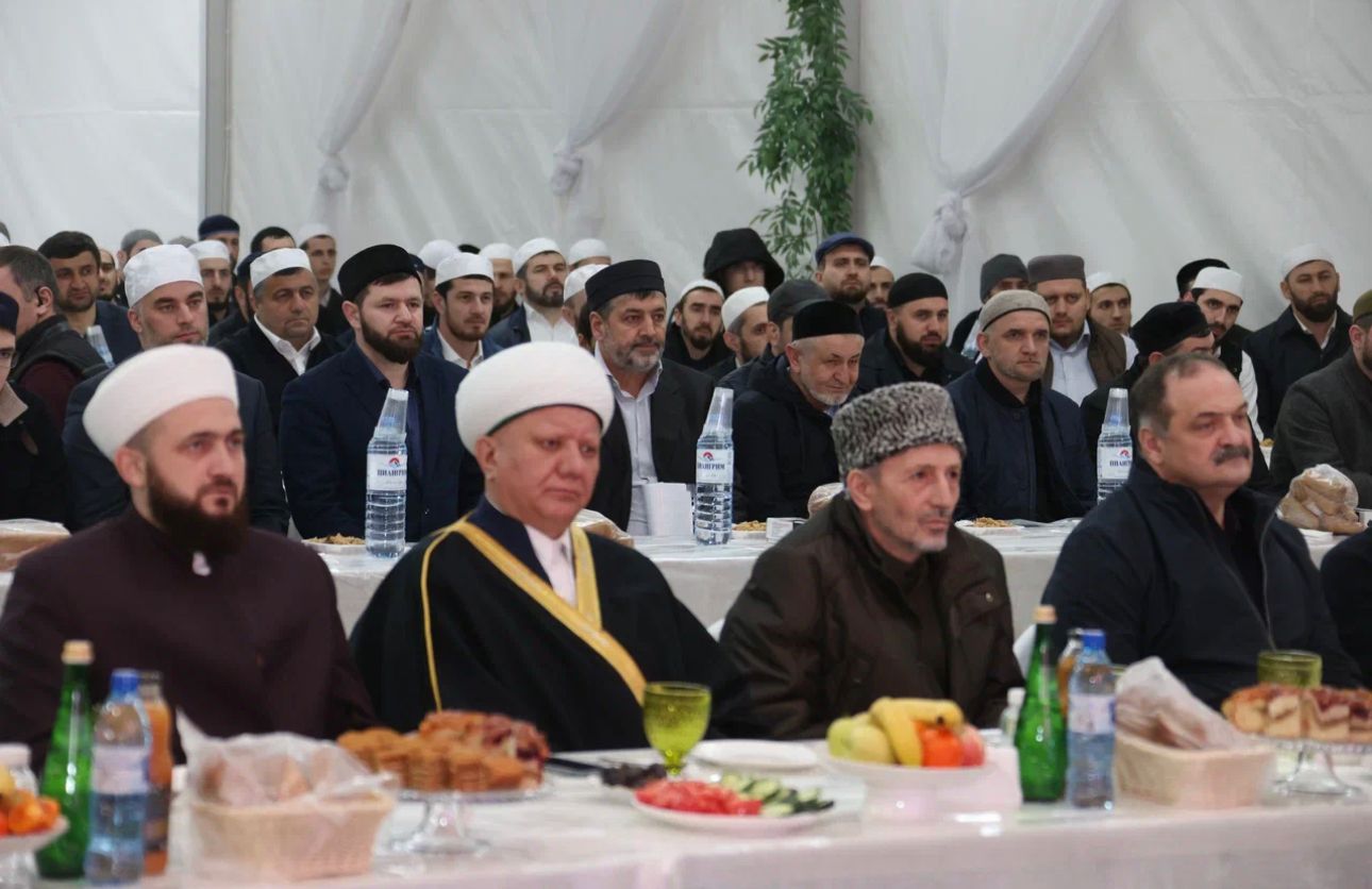 Азан в махачкале сегодня ифтар. Мечеть Тангъим в Махачкале ифтар. Муфтий РД Ахмад-Хаджи Абдулаев. Ахмат Хаджи муфтий Дагестана.