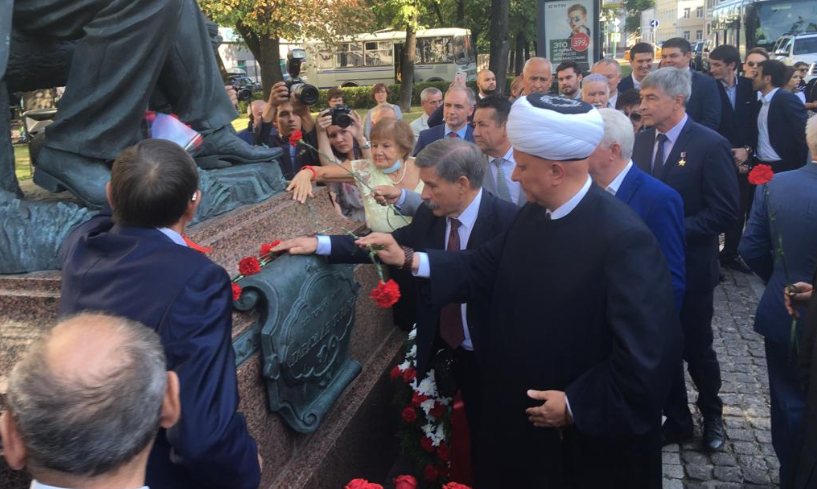 Торжественное возложение цветов к памятнику Тукая состоялось в Москве