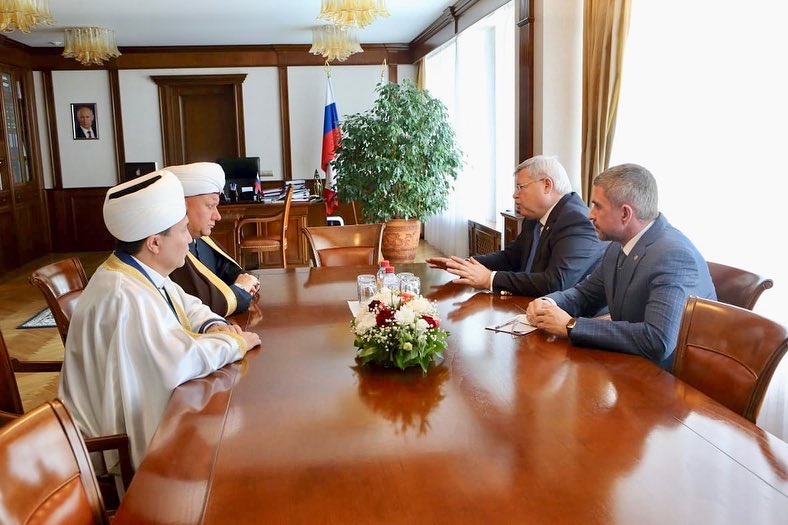 محافظ تومسك يلتقي رئيس الجمعية الدينية لمسلمي روسيا