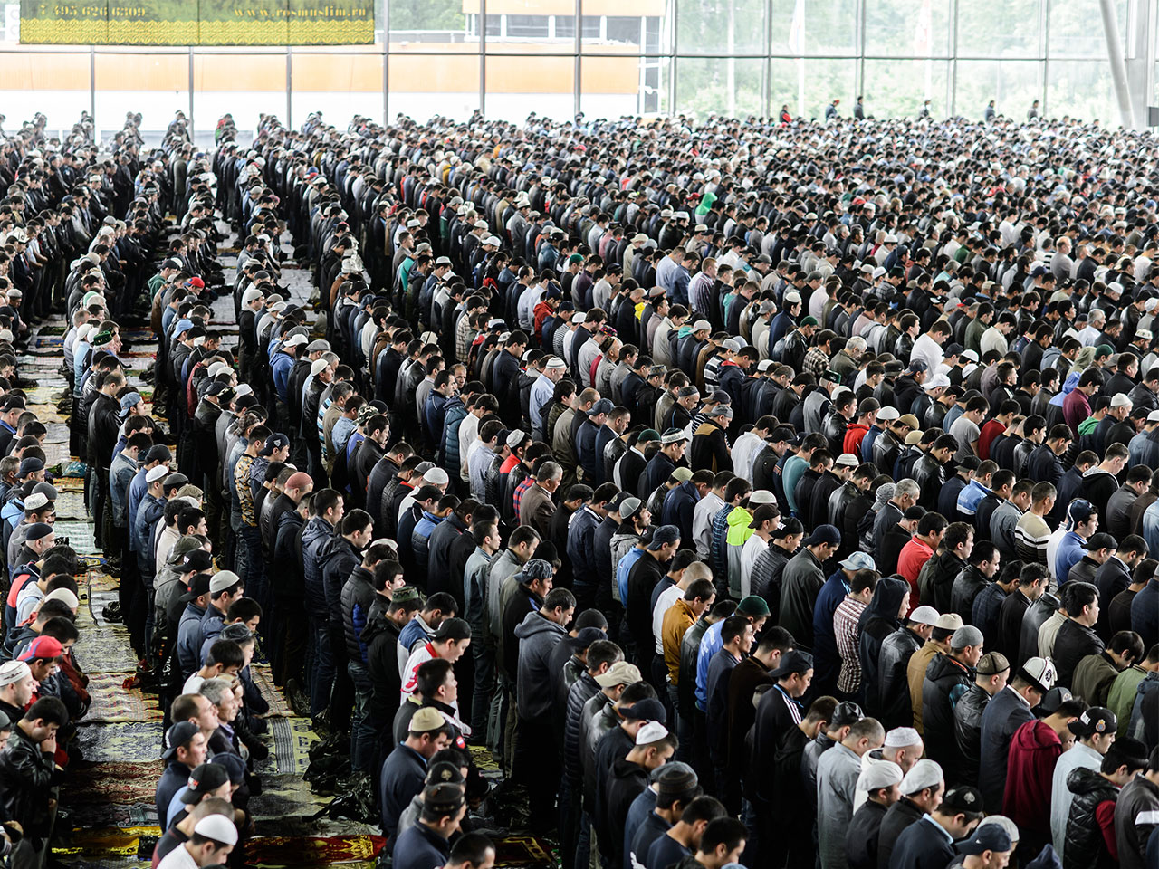 Исламский праздник сегодня. Ураза байрам, праздник разговения. Мусульмане молятся в Москве. Молебен мусульман в Москве.