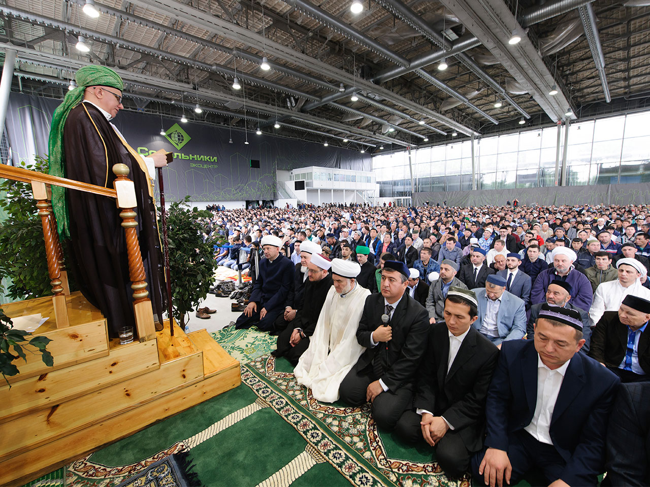 Мусульмане Москвы совершили праздничную молитву в КВЦ «Сокольники» 