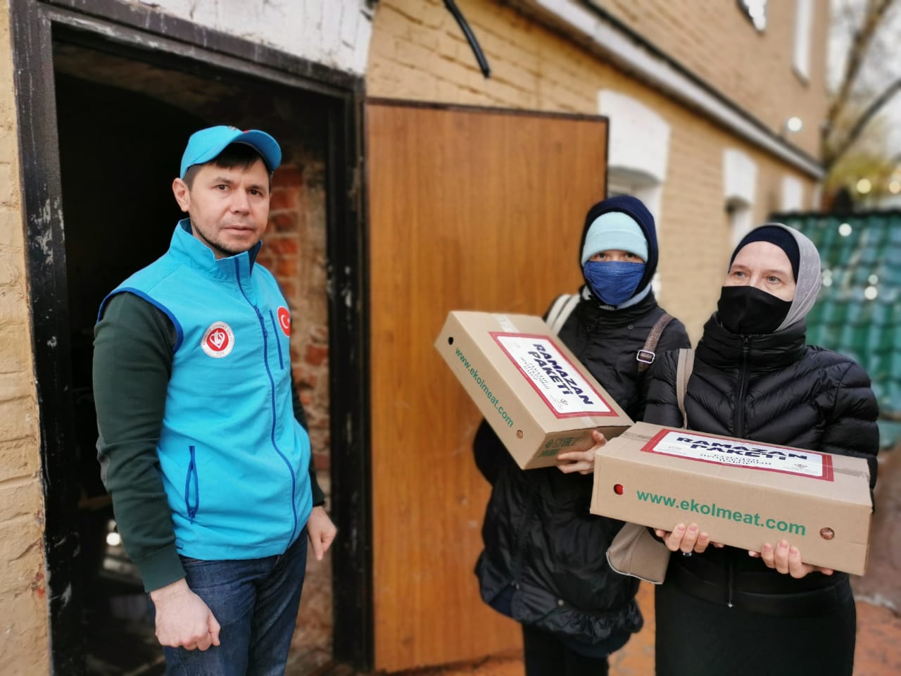 Представители Отдела по делам религии Турецкой Республики в Москве вручили мусульманам Москвы продуктовые наборы на Рамадан