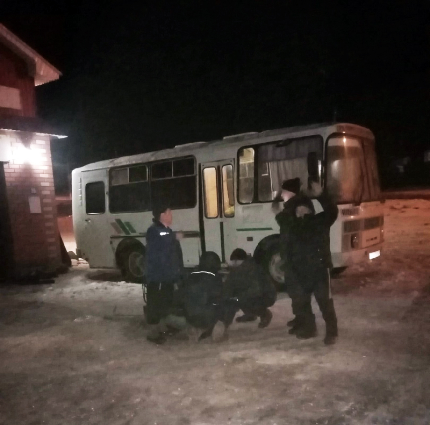Прихожане помогают готовить мобильную баню для отправки в зону СВО
